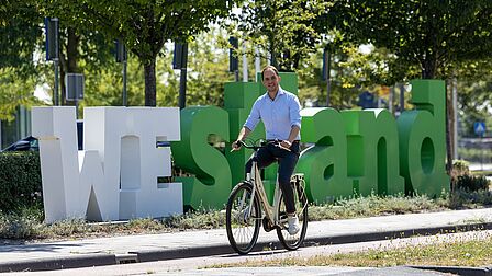 foto Wethouder Dennis Chafiâ op de fiets