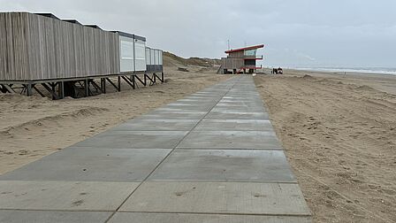 Foto van het betonpad op het strand in Ter Heijde