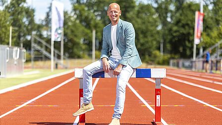 Wethouder Anko Goudswaard op de atletiekbaan Wethouder Anko Goudswaard op de atletiekbaan