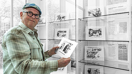 foto van Peter Keijzer bij zijn eigen expositie