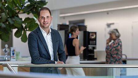foto van wethouder Dennis Chafiâ op kantoor