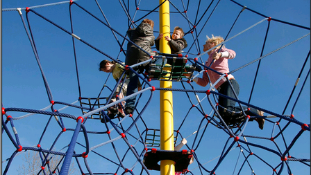 Kinderen spelen in een klimrek