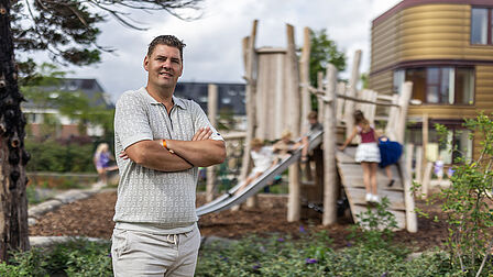 Dave van Koppen Onderwijs Op de foto poseert een man voor een speeltuin.