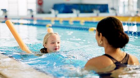 foto van een kind die leert zwemmen