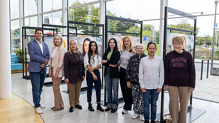 foto groep mensen die meewerkte aan expositie taal en ik