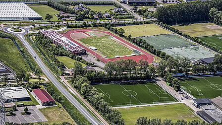 Luchtfoto van sportpark Olympus in Naaldwijk