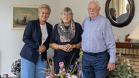 Echtpaar Van der Hoeven-de Klerk (60-jarig huwelijksjubileum) Op de foto staan twee oudere mensen naast een wethouder in een huiskamer