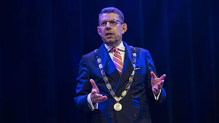 foto burgemeester tijdens toespraak