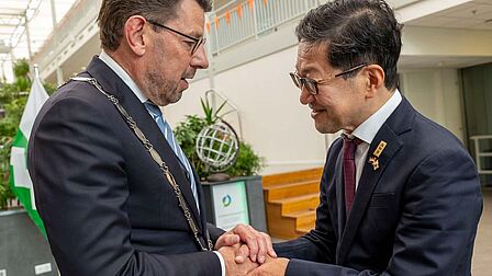 foto burgemeester Arends en gouverneur Kochi