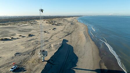 foto van mast op de zandmotor