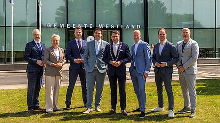 foto van college van B en W voor gemeentehuis