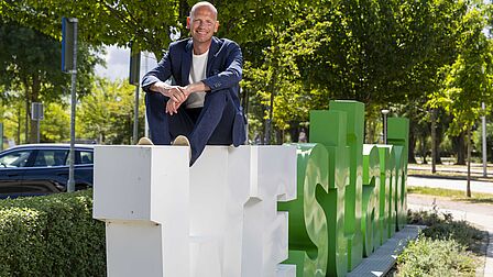 Wethouder Anko Goudswaard bij de WEstland-letters Wethouder Anko Goudswaard bij de WEstland-letters