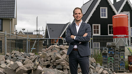 Foto wethouder Chafiâ als wethouder wonen