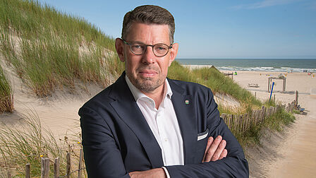 Burgemeester Arends op het strand