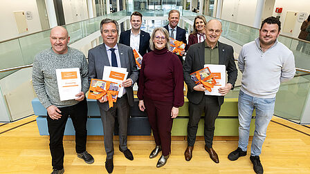 foto bij overhandiging ontwikkelingsperspectief Oranjepolder