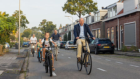 wethouder Pieter Varekamp fietst met gezin uit ’s-Gravenzande naar school