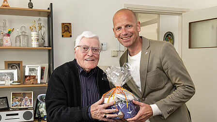 foto van honderdjarige heer Vintges met taart
