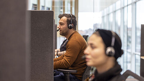 callcenter medewerkers met headsets