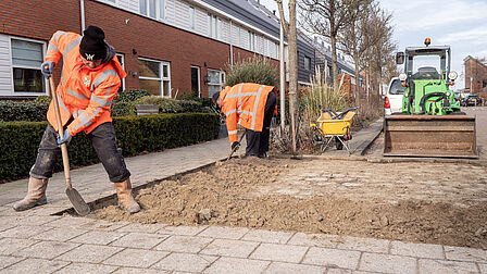 foto van werkzaamheden aan een plantsoen.