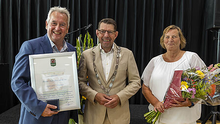 foto van uitreiking erepenning aan ben van der stee