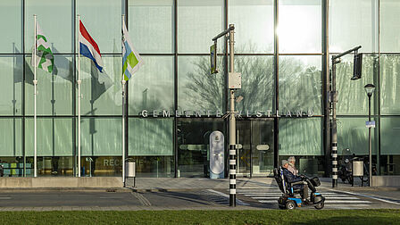 foto van het gemeentehuis ter illustratie