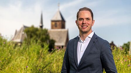 foto van wethouder Dennis Chafiâ met Whilhelminakerk op achtergrond