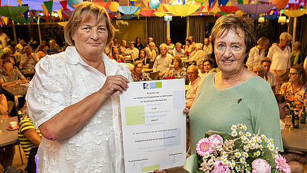 Mevrouw C.J.G.M. (Ineke) van der Zeyden-Nederpelt uit Den Haag ontving op zaterdag 30 mei de WestlandStek uit handen van wethouder Carlieke van Staalduinen.