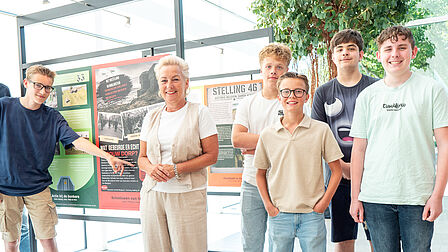 foto van wethouder Vermeer met leerlingen van ISW