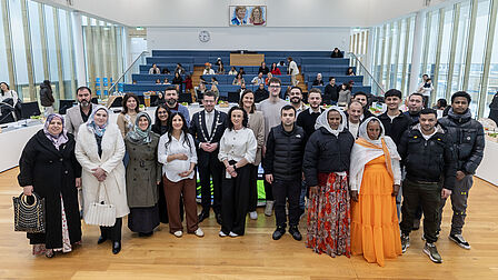 De naturalisatieceremonie in het gemeentehuis
