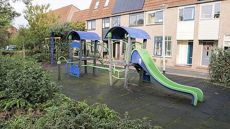 Speeltuin met groene glijbaan