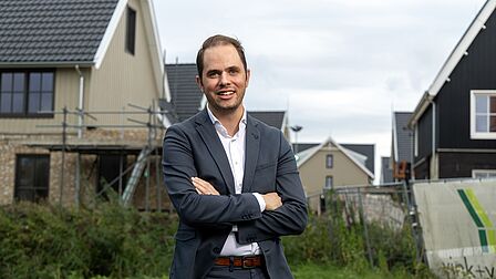 foto van wethouder Chafiâ op bouwlocatie