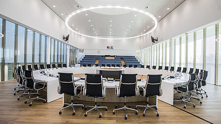De raadzaal in het gemeentehuis van Westland