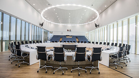 De raadzaal in het gemeentehuis van Westland