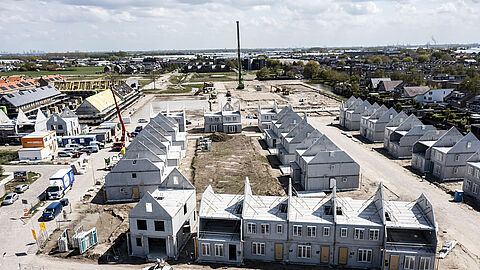 luchtfoto van woningen die worden gebouwd