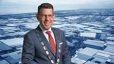 Burgemeester Arends voor een luchtfoto van Westland