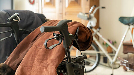 Op de foto is een rollator te zien.